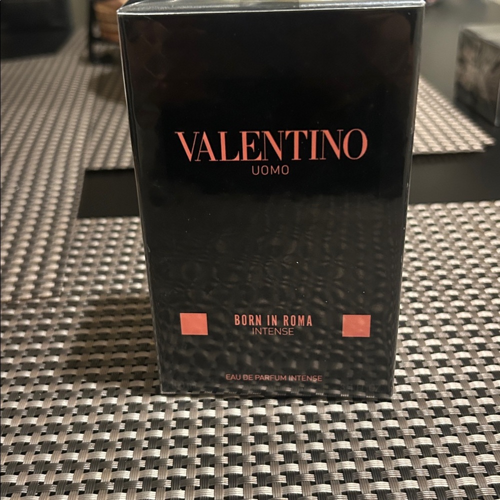 Valentino  born in Roma intense men perfume